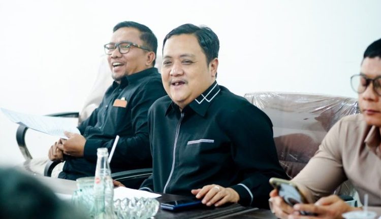 Rapat kerja Komisi III DPRD dengan DLH yang memfokuskan evaluasi pengelolaan lingkungan di tahun 2026, di gedung dewan, Selasa (18/11/2025)./* (foto: humas DPRD Kab. Cirebon)