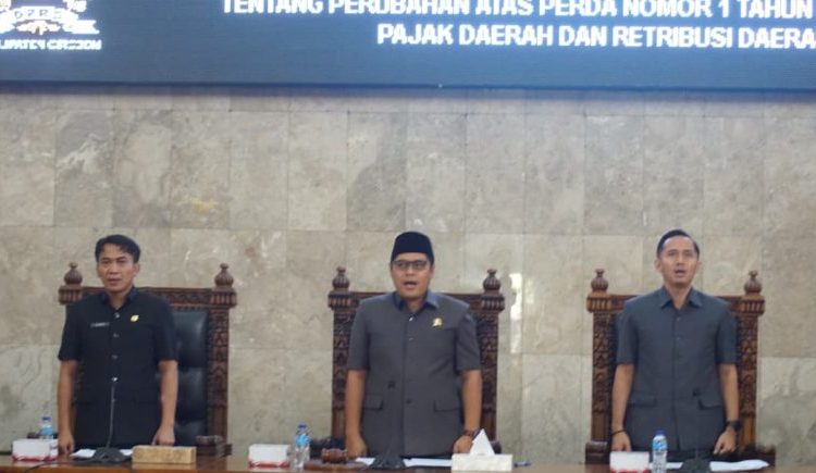DPRD Kabupaten Cirebon menerima jawaban Bupati soal revisi perda pajak dan retribusi dalam rapat paripurna di gedung dewan, Jumat (21/11/2025)./* (foto: Humas DPRD Kab. Cirebon) 