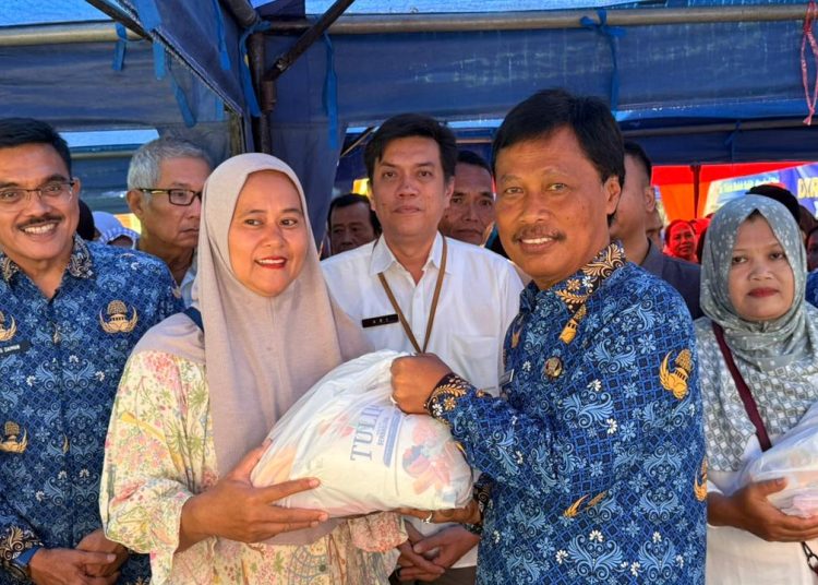 Wali Kota Cirebon, Effendi Edo saat memberikan bantuan  saat operasi pasar bersubsidi.* Foto: Humas Pemkot Cirebon