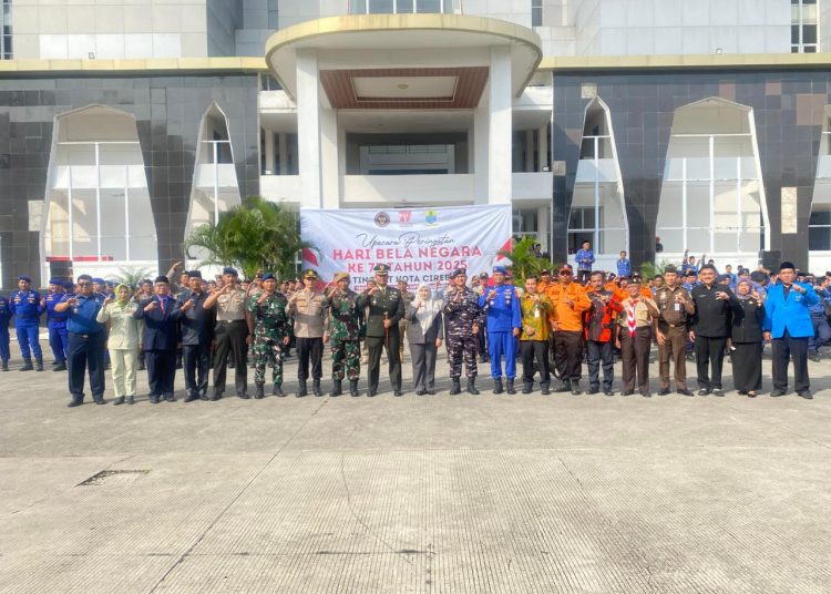 Wakil Wali Kota Cirebon, Siti Farida Rosmawati berfoto bersama usai Upacara Peringatan Hari Bela Negara ke-77 Tahun 2025 di halaman Balai Kota Cirebon, Jumat (19/12/2025).* Foto: Humas Pemkot Cirebon