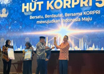 Perintis BPJS Kesehatan, Fachmi Idris Raih Life Achievement KORPRI Award