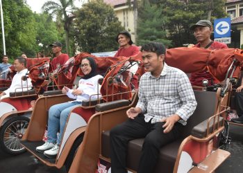 100 Pebecak Lansia di Cirebon Terima Becak Listrik Bantuan Presiden Prabowo