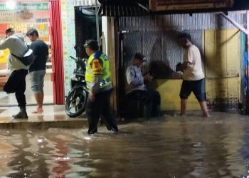 Polres Cirebon Kota Respon Cepat Tangani Genangan Akibat Hujan di Wilayah Kecamatan Gunungjati