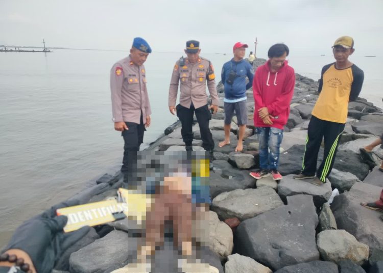 Jajaran Polres Ciko langsung melakukan identifikasi jenazah warga pemancing yang meninggal di kawasan Pelabuhan Kejawanan, Minggu (14/12/2025).*