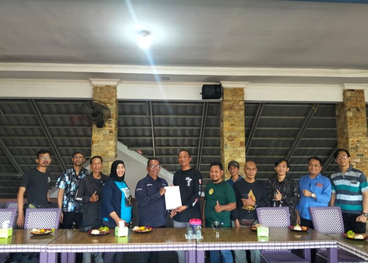 SMSI Kabupaten Cirebon menetapkan Maman Abdurahman sebagai Ketua Terpilih dalam Musyawarah Anggota di salah satu rumah makan di Kecamatan Sumber, Rabu (17/12/2025)./* (foto: ist) 