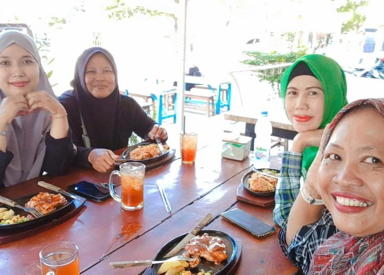 Pengunjung saat berfoto bersama sebelum menikmati menu favorit Steak di Andalus Resto, Senin (22/12/2025).* Foto: Istimewa