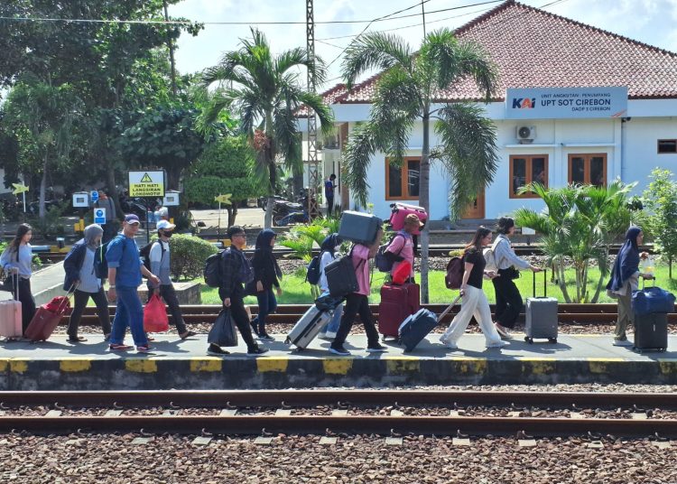 KAI Daop 3 Cirebon tawarkan diskon tiket 25 persen di akhir tahun./* (foto: Humas KAI Daop 3 Cirebon)