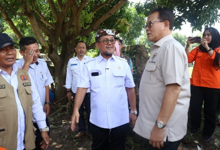 Bupati Cirebon, Imron, pastikan penanganan banjir bisa cepat terkendali saat meninjau warga terdampak, Rabu (24/12/2025)./* (foto: Diskominfo Kab. Cirebon)