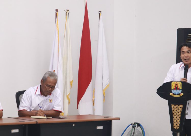 Ketua KONI Kabupaten Cirebon, Agus Kurniawan Budiman, saat sambutan Rakerkab di Stadion Watubelah, Sabtu (27/12/2025)./* (foto: Humas KONI Kab. Cirebon) 
