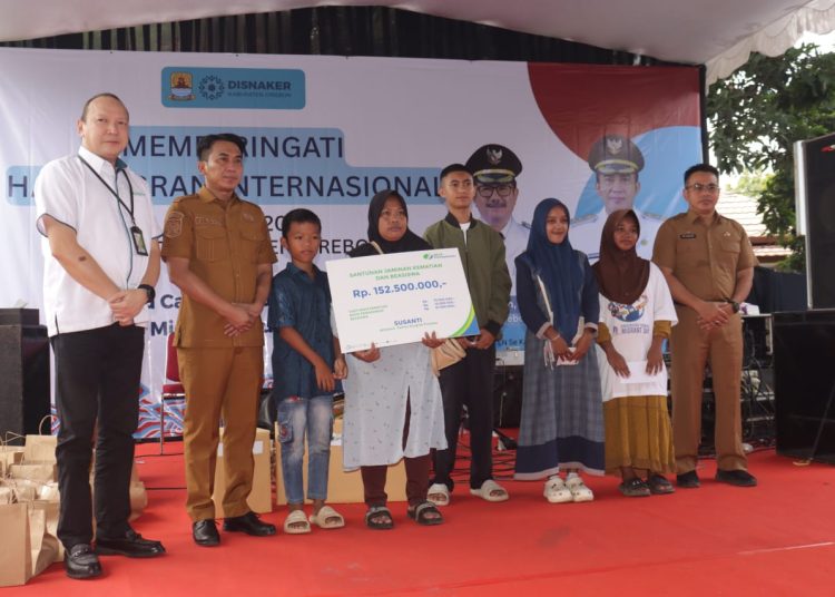 Wabup Cirebon, Jigus, mendorong literasi keuangan bagi pekerja migran dalam momentum Hari Migran Internasional 2025 tingkat Kabupaten Cirebon, Senin (29/12/2025)./* (foto: Prokompim)