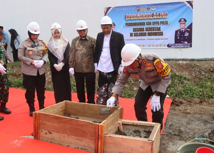 Kapolda Jabar Irjen Rudi Setiawan, meresmikan ground breaking SPPG Polri di Buntet Pesantren, Kabupaten Cirebon, Senin (29/12/2025)./* (foto: Humas Polresta Cirebon) 