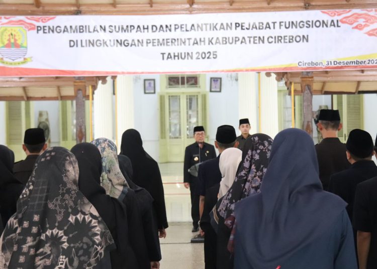 Bupati Cirebon, Imron, saat melantik puluhan ASN menjadi pejabat fungsional di Pendopo Bupati, Rabu (31/12/2025)./* (foto: Prokompim Kab. Cirebon) 