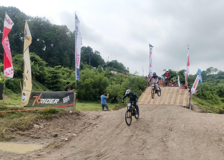 Sedikitnya 300 peserta ramaikan MTB Fiesta Bupati Cup 2025 di JTM Bike Park, Kecamatan Sumber, Sabtu (13/12/2025). /* (foto: M. Rahmat)