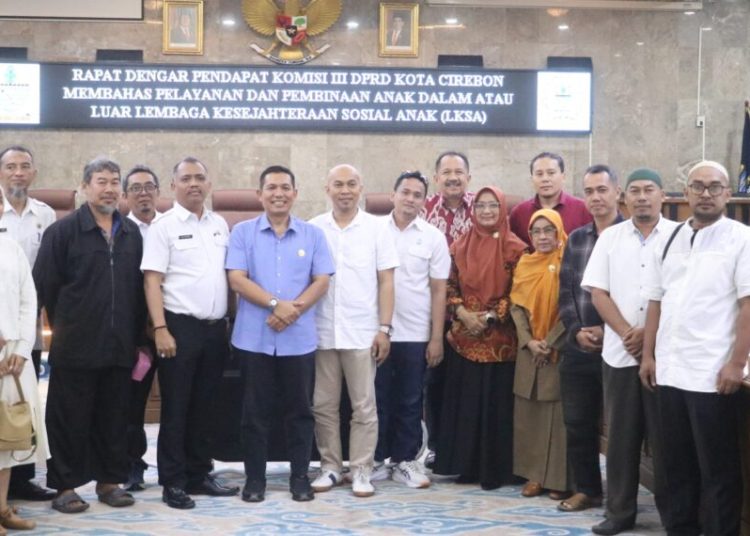 Komisi III DPRD dan Forum Lembaga Kesejahteraan Sosial (LKS) Kota Cirebon berfoto bersama usai menggelar rapat dengar pendapat (RDP), Rabu (10/12/2025) di Griya Sawala.* Foto: Humas DPRD Kota Cirebon