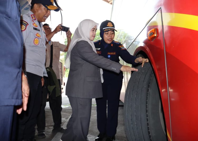 Wakil Wali Kota Cirebon, Siti Farida Rosmawati saat melakukan monitoring ramp check di Terminal Tipe A Harjamukti, Jumat (19/12/2025).* Foto: Humas Pemkot Cirebon
