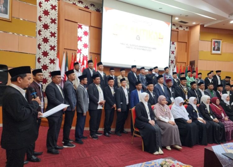 Kang Dede Muharam (paling kiri) saat melantik Pengurus Pusat Jalinan Alumni Timur Tengah (JATTI) di Menara YARSI Jakarta, Sabtu, 20 Desember 2025.* Foto: Istimewa