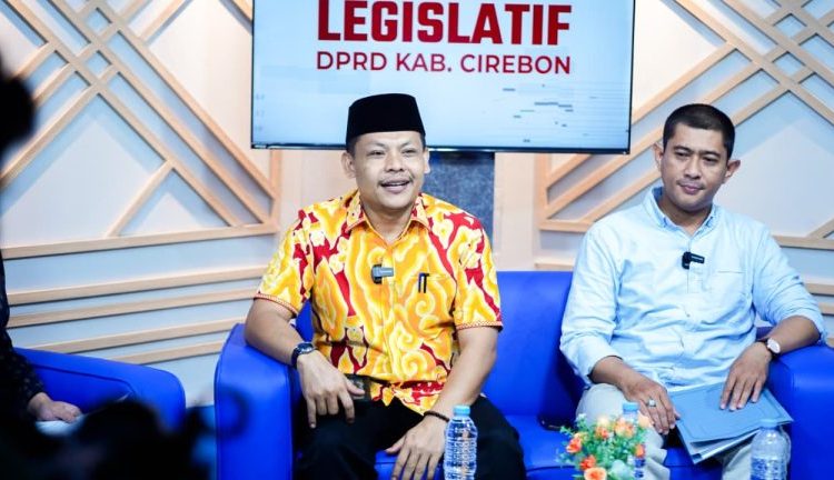 Ketua Bapemperda DPRD Kabupaten Cirebon, Lukman Hakim, saat melakukan talkshow di salah satu media televisi lokal, Jumat (12/12/2025)./* (foto: Humas DPRD Kab. Cirebon) 