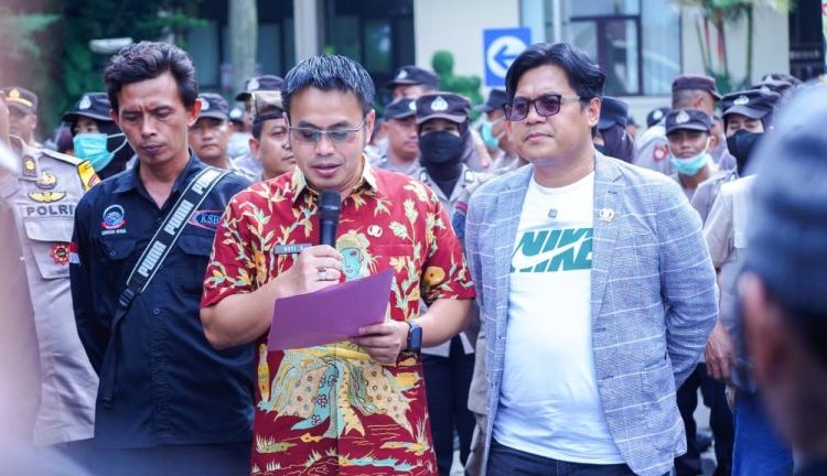 Wakil Ketua DPRD, Hasan Basori (kanan), bersama Kadisnaker, Novi Hendrianto, saat menerima aksi unjuk rasa buruh soal UMKS di halaman kantor Bupati/* (foto: DPRD Kab. Cirebon) 