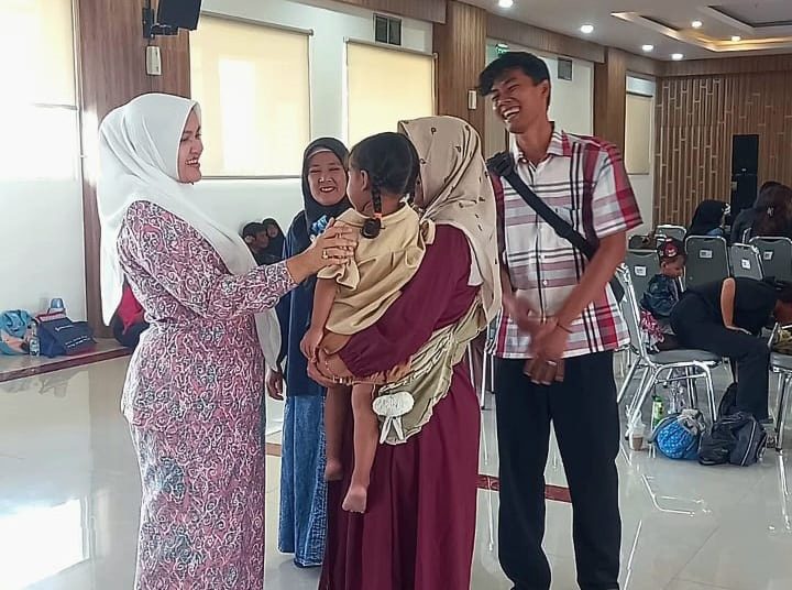 Ketua DPRD Kabupaten Cirebon, Sophi Zulfia, saat menghadiri kegiatan operasi bibir sumbing dan celah langit-langit gratis yang dilaksanakan Sentra Medika Hospital, Jumat (5/12/2025)./* (Humas DPRD Kab. Cirebon) 