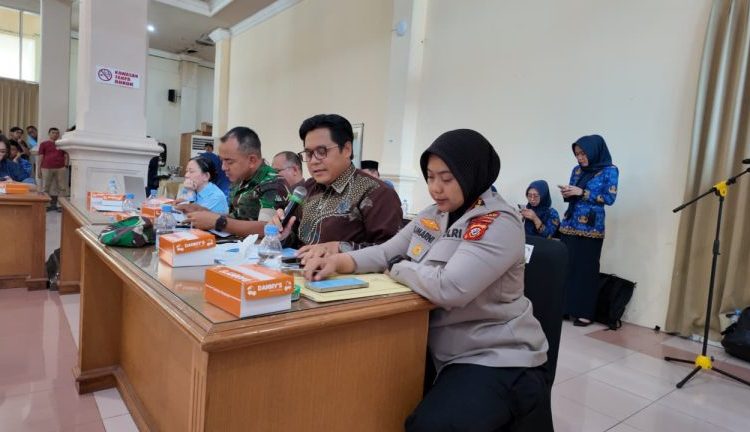 Wakil Ketua DPRD, Hasan Basori bersama Forkopimda saat mengawal kunjungan kerja spesifik Komisi IX DPR RI ke Kabupaten Cirebon, Senin (1/12/2025)./* (foto: Humas DPRD Kab. Cirebon) 
