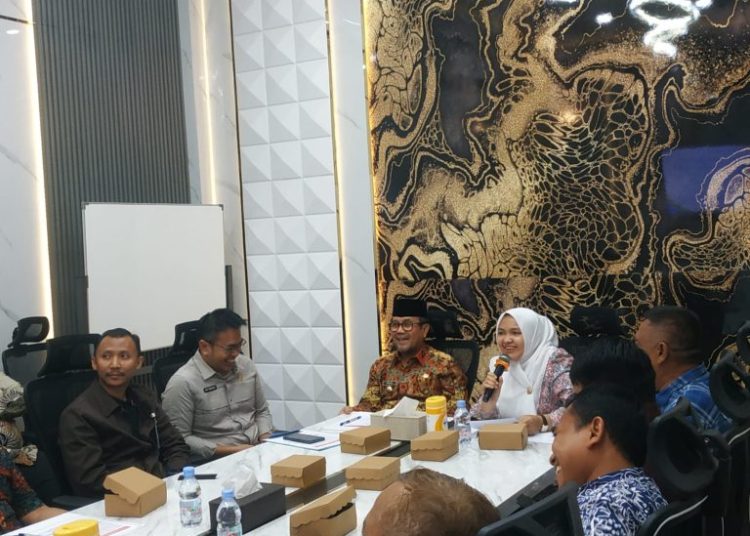 Ketua DPRD Sophi Zulfia dan Bupati Imron beserta jajaran merumuskan program perlindungan untuk yang rentan dalam percepatan jaminan sosial pekerja, di gedung dewan, Jumat (5/12/2025)./* (foto: Humas DPRD Kab. Cirebon) 