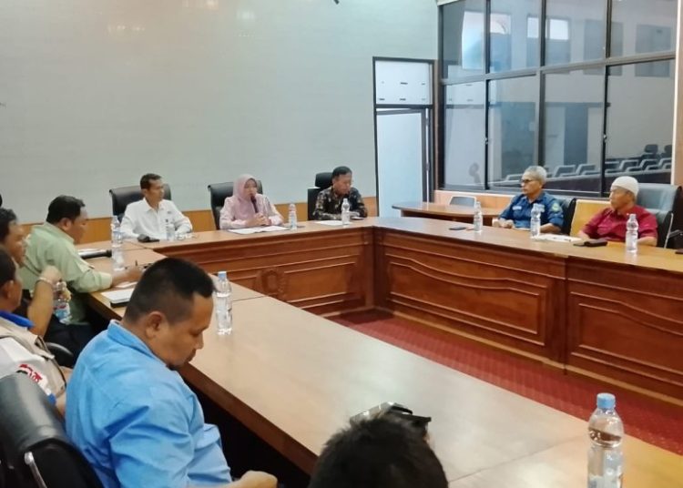 DPRD memfasilitasi adiensi antara buruh yang di rumahkan dengan pihak perusahaan di gedung dewan, Selasa (16/12/2025)./* (foto: Humas DPRD Kab. Cirebon) 