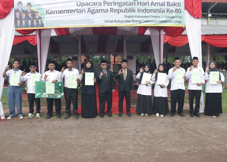 Bupati Cirebon, Imron, saat menghadiri apel HAB Kementerian Agama Kabupaten Cirebon di Stadion Ranggajati, Sumber, Sabtu (3/1/2025)./* (foto: Prokompim Kab. Cirebon) 
