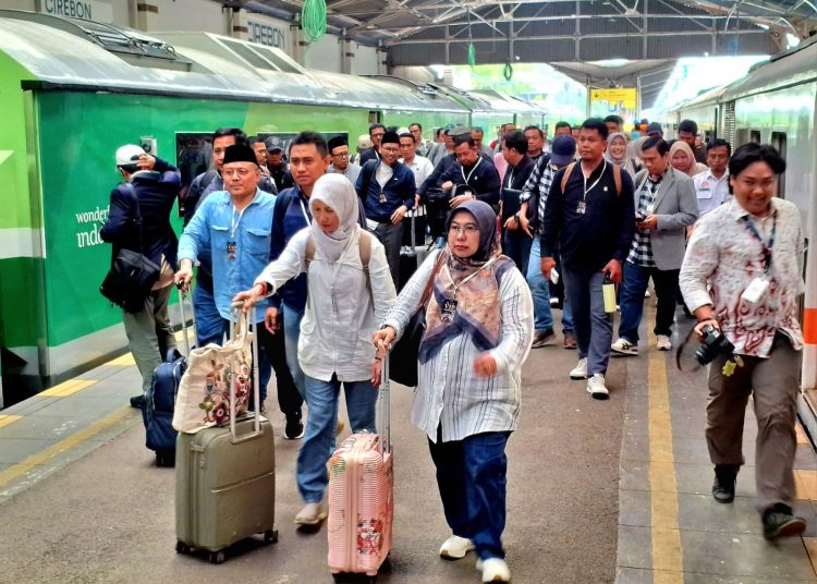 Kereta api masih menjadi primadona transportasi bagi masyarakat pada momentum arus balik libur Nataru yang memadati Stasiun Cirebon, Minggu (4/1/2026)./* (foto: Humas KAI Daop 3 Cirebon)