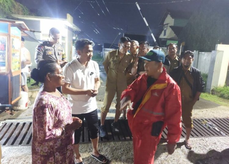 Wabup Cirebon, Agus Kurniawan Budiman (baju putih),saat meninjau warga terdampak di lokasi Banjir Kecamatan Mundu, Senin (5/1/2026)./* (foto: Diskominfo Kab. Cirebon) 