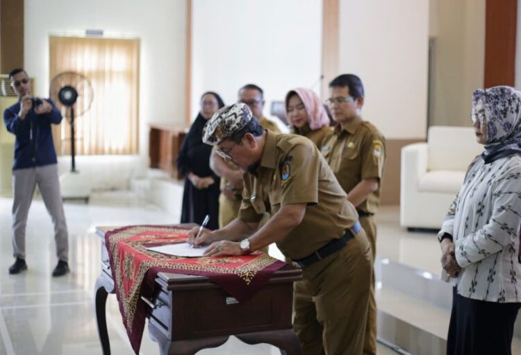 Bupati Cirebon, Imron, mendorong upaya pembangunan iklusif bagi kelompok rentan dalam acara Musrenbang, Selasa (6/1/2026)./* (foto: Diskominfo Kab. Cirebon)