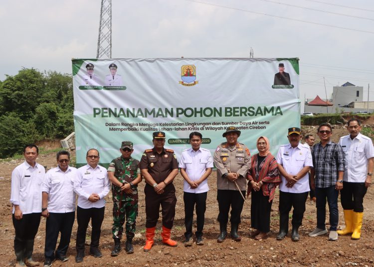 Wabup Cirebon, Jigus bersama Forkopimda saat melakukan penanaman pohon di lahan pemerintah di kawasan Perumahan City Land, Kecamatan Sumber, Rabu (7/1/2026)./* (foto: Humas Polresta Cirebon) 