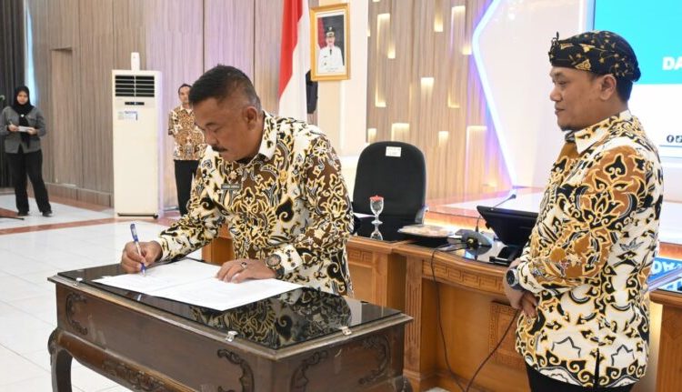 Sekda Kabupaten Cirebon, Hendra Nirmala, saat membuka kegiatan Pembinaan Statistik Sektoral yang Diskominfo, di Ruang Nyimas Gandasari Setda Kabupaten Cirebon, Kamis (8/1/2026)./* (foto: Diskominfo)