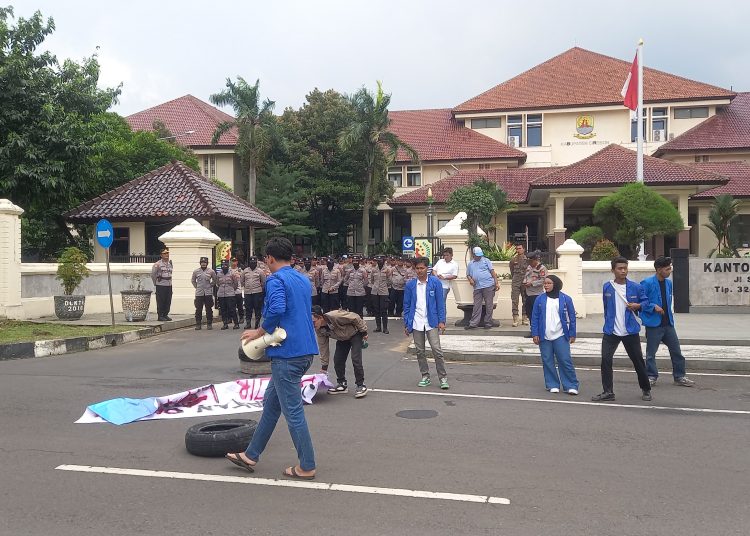 Sejumlah mahasiswa yang tergabung dalam PMII Cirebon saat melakukan aksi unjuk rasa di depan kantor bupati, Rabu (14/1/2026)./* (foto: M. Rahmat)