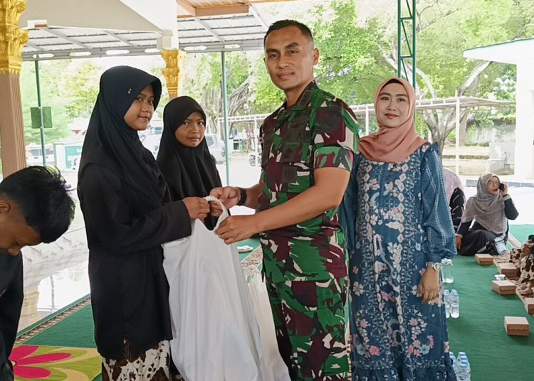 Danyon Arhanud 14/PWY, Letkol (Arh) Rudi Afrika saat memberikan bantuan kepada siswi SMPN 12 Kota Cirebon, Kamis (15/1/2026).* Foto: Istimewa