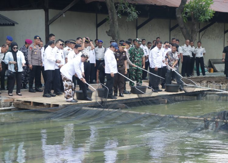 Bupati Cirebon, Imron saat hadir dalam acara panen dan penebaran benih ikan oleh warga binaan di Lapas Kesambi, Kamis (15/1/2026)./* (foto: Prokompim Kab. Cirebon)
