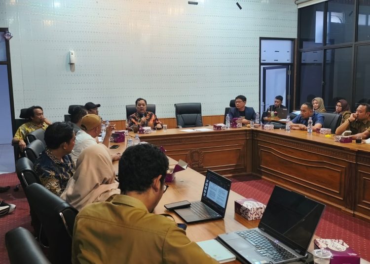 Komisi II DPRD Kabupaten Cirebon saat menggelar rapat lintas dinas teknis dan pengembangan perumahan perihal galian di kawasan Plangon, Kecamatan Sumber, di gedung dewan, Senin (19/1/2026)./* (foto: M. Rahmat)