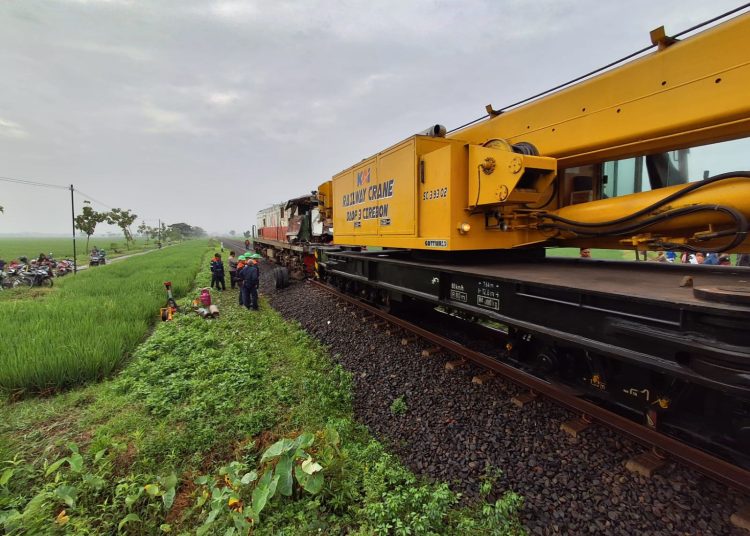 Kereta Api Menoreh tertemper truk di Jalur Babakan–Waruduwur, tepatnya di Desa Dompyong Kulon, Kecamatan Gebang, Kabupaten Cirebon, Rabu (21/1/2026). /* (foto: Humas KAI Daop 3 Cirebon)