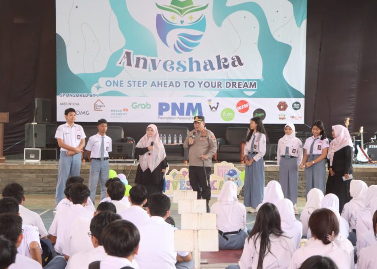 Kapolresta Cirebon, Kombes Imara Utama, memberikan motivasi bagi pelajar dalam kegiatan Univday dan Motivasi di SMAN 1 Kota Cirebon, Sabtu (24/1/2026)./* (foto: Humas Polresta Cirebon)