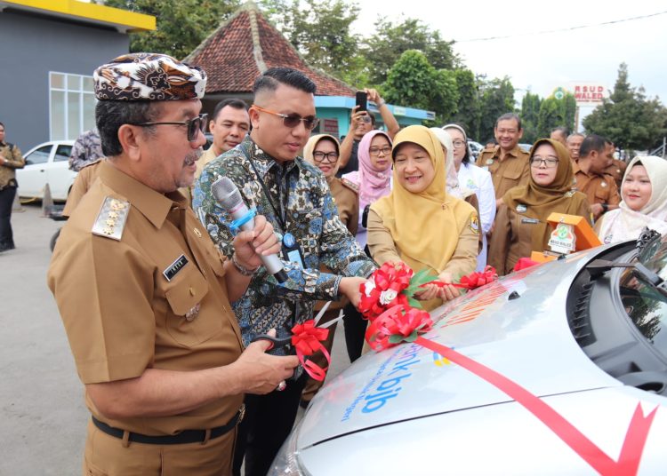 Bupati Cirebon, Imron, saat menyerahkan mobil Unit Transfusi Darah (UTD) kepada RSUD Waled, bantuan dari program Corporate Social Responsibility (CSR) Bank bjb, Senin (26/1/2026)./* (foto: Prokompim Kab. Cirebon)