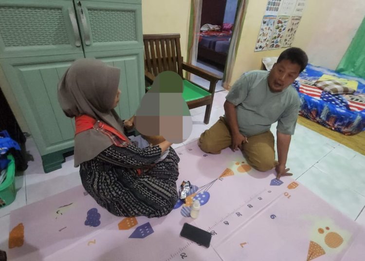 Fawwas Rosdiana, digendong orang tuanya asal Desa Getrakmoyan, Kecamatan Pangenan, Kabupaten Cirebon, yang didiagnosis menderita atresia bilier dan hernia, membutuhkan uluran tangan donatur untuk biaya pengobatan, Minggu (11/1/2026)./* (foto: ist)