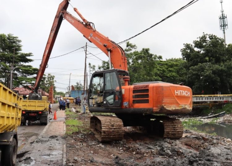 Pengerukan Sungai Sukalila Kota Cirebon.* Foto: Humas Pemkot Cirebon