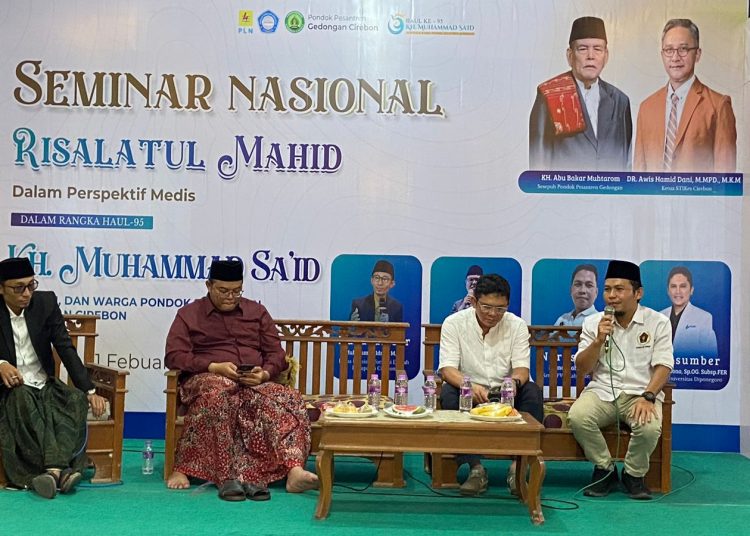 Seminar Nasional bertema “Risalatul Mahid dalam Perspektif Medis” yang digelar di halaman Masjid Pesantren Gedongan, Minggu (1/2/2026).* Foto: Humas PWI Kabupaten Cirebon