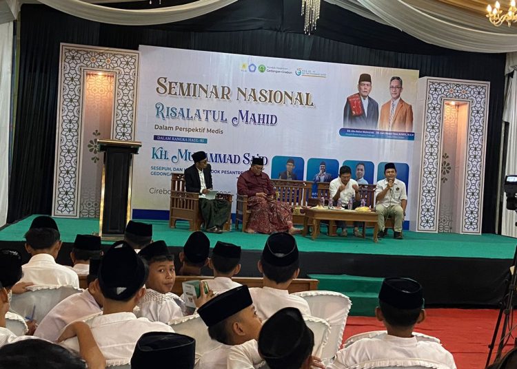 Seminar Nasional bertema “Risalatul Mahid dalam Perspektif Medis” yang digelar di halaman Masjid Pesantren Gedongan, Minggu (1/2/2026).* Foto: Humas PWI Kabupaten Cirebon